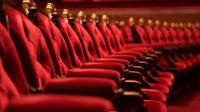 En række røde stole på det kongelige teater