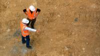 Ejendom og entreprise - planlægning - kontrakt - to mænd på byggeplads