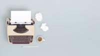 Skrivemaskine - kaffe - krøllet papir - blå baggrund - 3840x2160